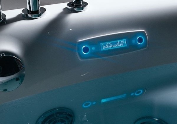 Hi-tech badrumsutrustning, designerbadkar, kontrollpanel i hydromassage i akryl