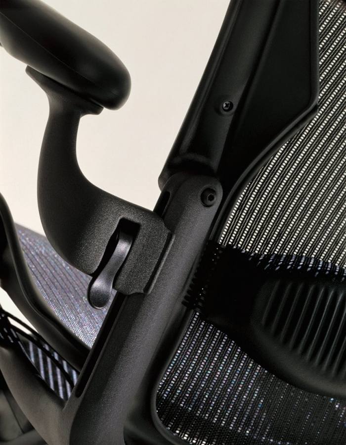 ergonomisk-kontorsstol-kroppsstol-Herman-Miller-justerbara-armstöd-svart-grafit-ram