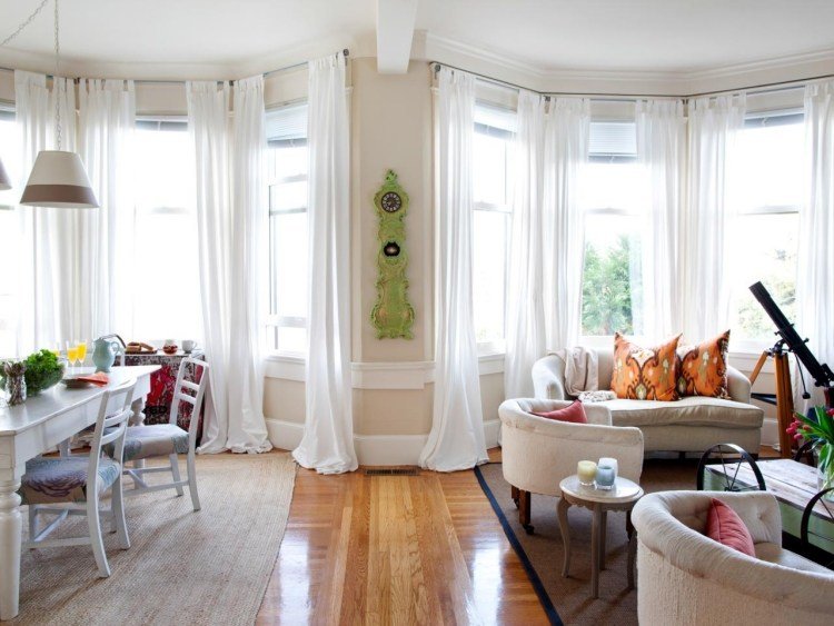 Dekorera burspråk-gardiner-vit-trä golv-vägg färg-beige-stoppade möbler-linnetyg-kuddar-väggklocka