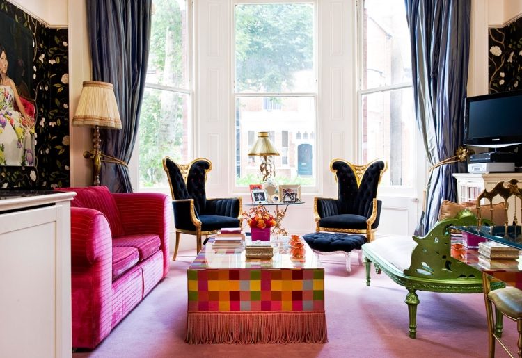 Dekorera burspråk -extravagant-möblerad-färgad-stoppad fåtölj-soffa-sammet-svart-rosa-guld