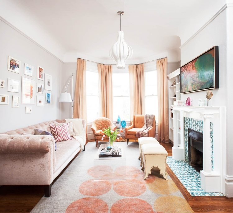 Fönster-dekorera-vardagsrum-rosa-öppen spis-mister-vit-soffa-klädsel-sammet-bilder