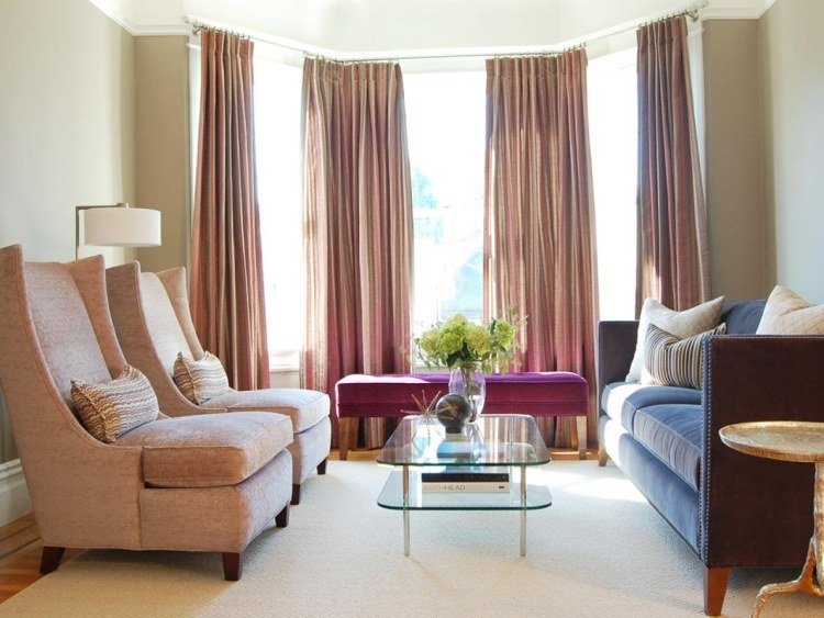 Fönster-dekorera-vardagsrum-gardiner-soffa-fåtölj-klädsel-sammet-rosa-mörkblått-soffbord-glas0