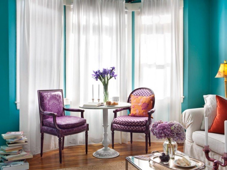 Fönster-dekorera-vägg-färg-turkos-stoppade stolar-violett sidobord-trägolv-gardiner-vit