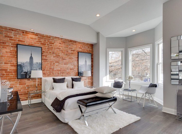 Fönster-dekorera-sovrum-tegel-vägg-vit-stoppade säng-vita-stolar