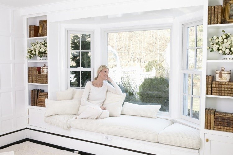 Fönster-dekorera-vita-bokhyllor-kuddar-klädsel-madrasser-kvinna-outlook