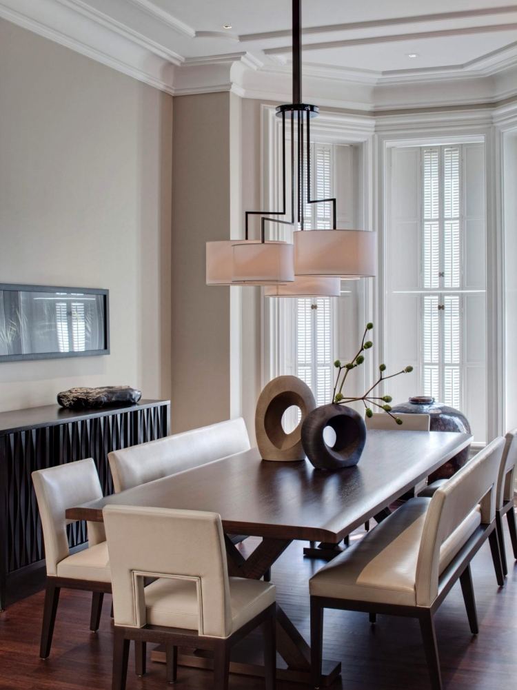 Fönster-dekorera-modern-matsal-matsal-bord-trä-mörka-stoppade-stolar-ljuskrona-vaser