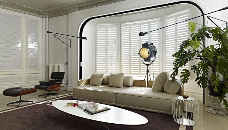 Fönster-dekorera-moderna-fönster säte-soffa-bord-oval-fåtölj-matta