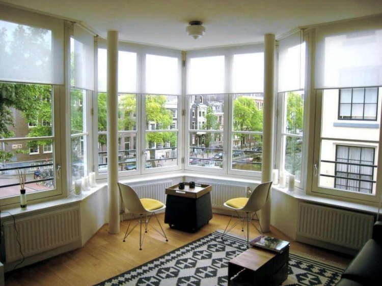 Fönster-dekorera-modern-matta-muscter-svart-vita-stolar-minimalistisk sidobord