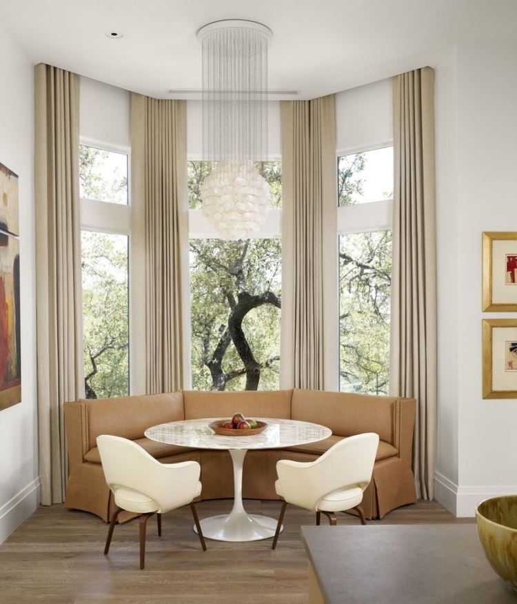Fönster-dekorera-bord-marmor-toppklädda-stolar-soffa-små-gardiner-beige-ljuskrona-trägolv
