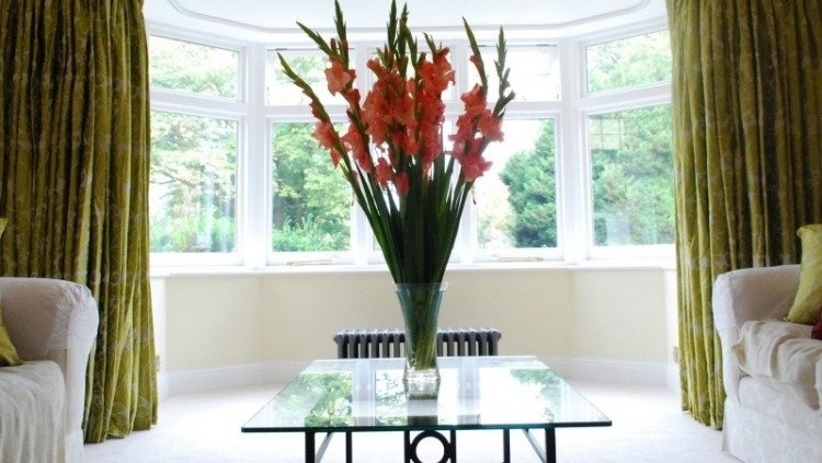 Fönster-dekorera-gardiner-grönt-soffbord-glas-topp-vas-blommor-soffor-vit