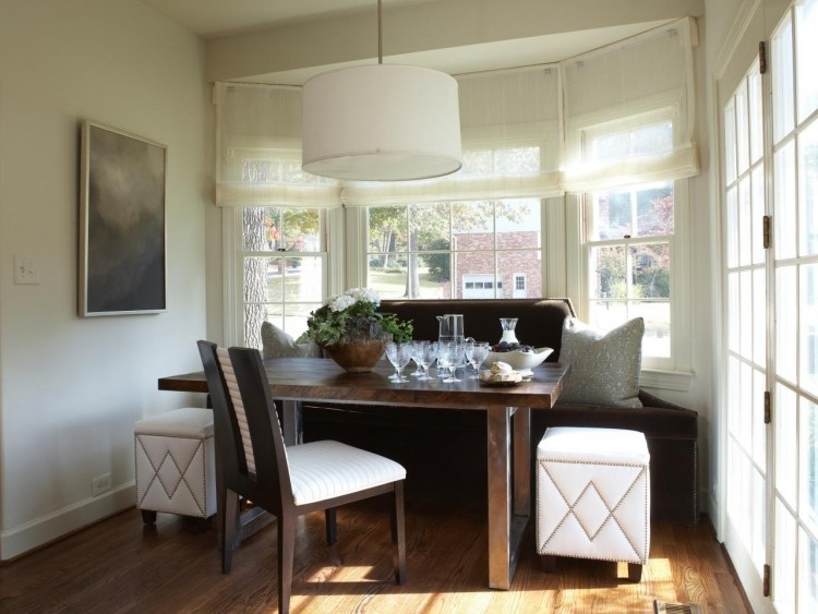 Fönster-dekorera-trägolv-matbord-stol-pall-bänk-mörkbrun-vägg färg-vit