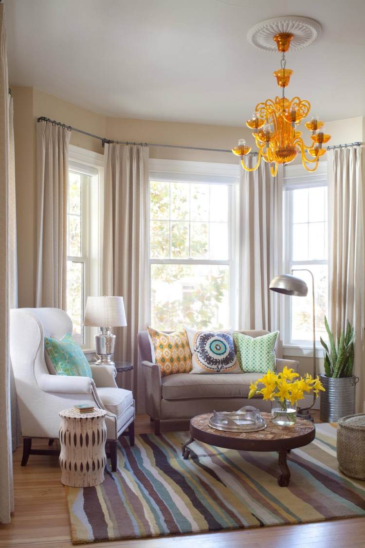 Fönster-dekorera-pastellfärger-ljuskrona-gul-matta-soffbord-fåtölj-soffa