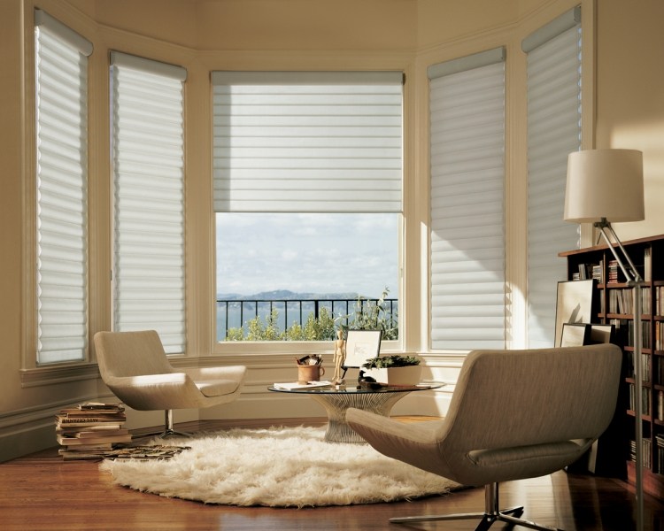 Fönster-dekorera-läsa-hörn-modern-shalosia-fåtölj-soffbord-bokhylla-golvlampa-grädde vit