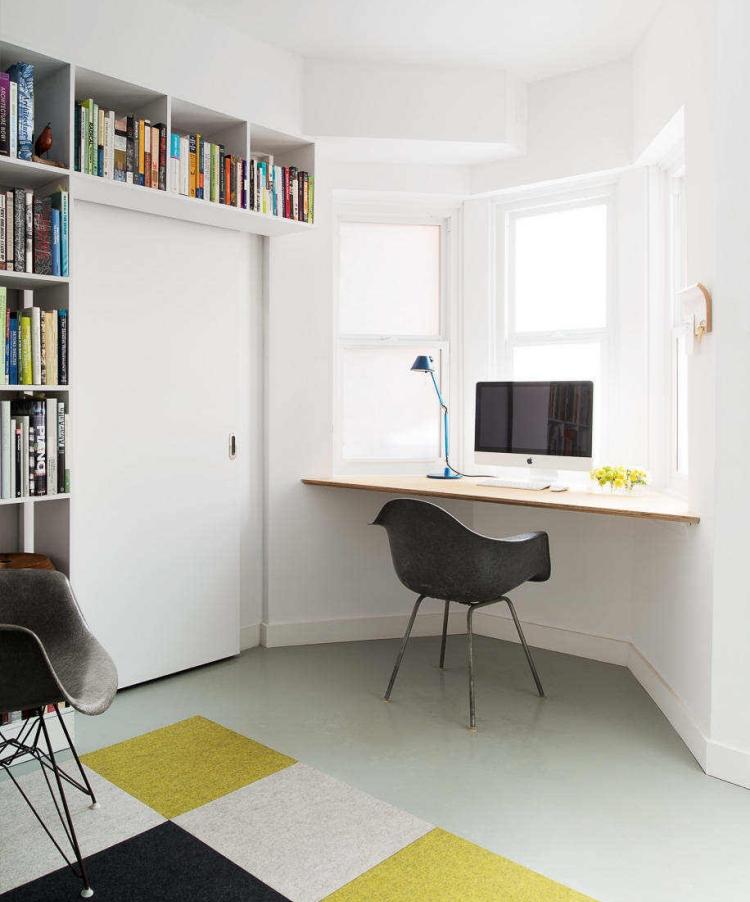 Fönster-dekorera-modern-arbetsplats-vit-svart-gul-matta-rutor-biblioteksvägg