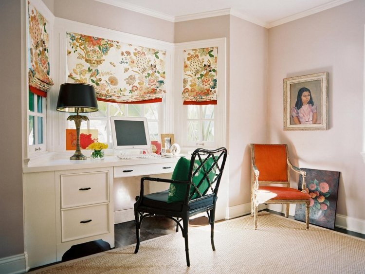 Fönster-dekorera-arbetsplats-vit-vägg-måla-skrivbord-tyg-schalosie-blommigt-mönster-orange