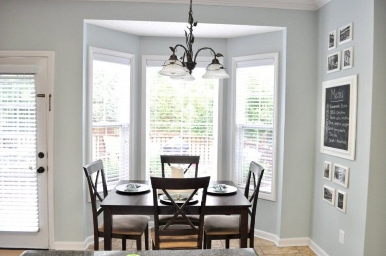 Fönster-dekorera-matsal-matsal-bord-trä-mörka-stolar-svart-bräda