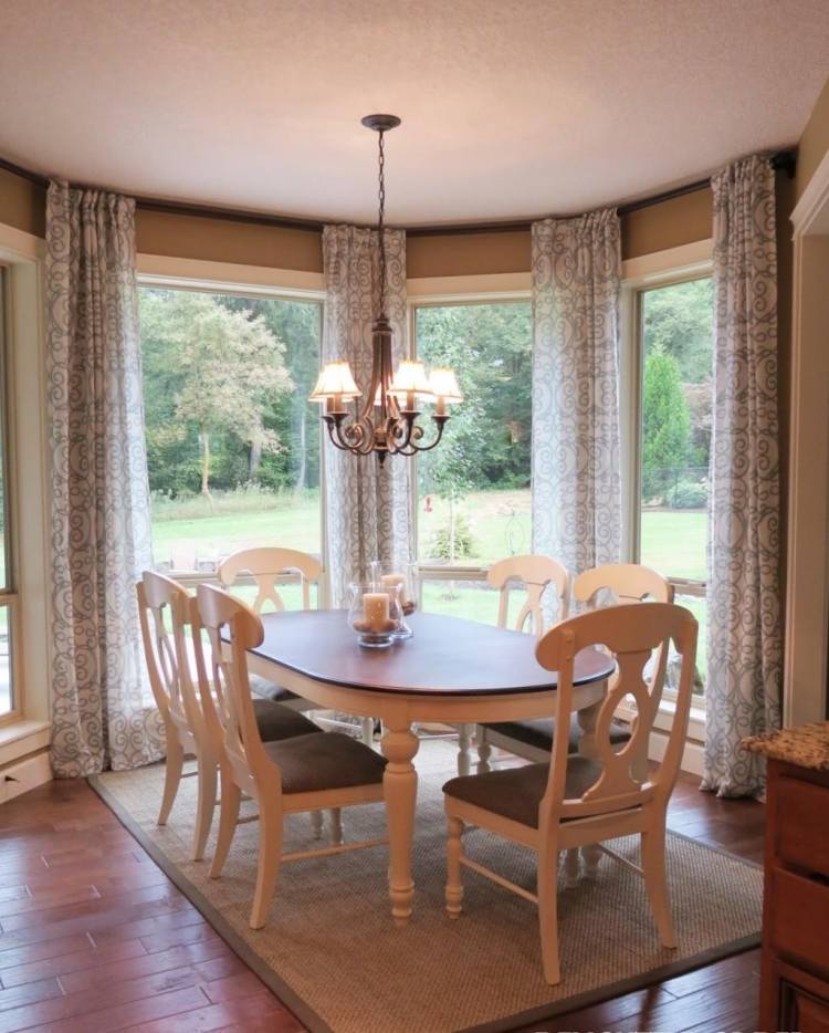 Fönster-dekorera-matsal-rum-gardiner-mönster-tyg-ljuskrona-stolar-matbord