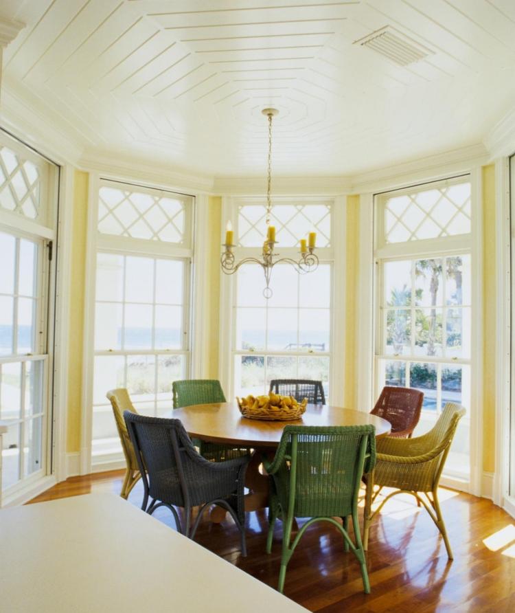 Fönster-dekorera-matsal-rotting-stolar-färgade-ljuskrona-vägg-måla-gul