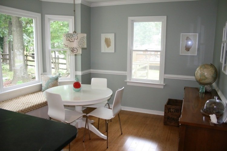 Fönster-dekorera-vägg-färg-grå-fönster sittplats-bord-stolar-vit-trä golv-skänk