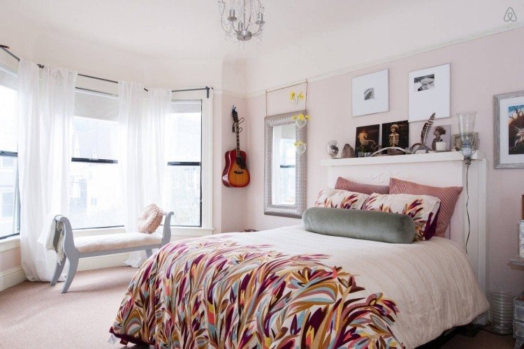 Fönster-dekorera-sovrum-sänglinne-vitt-blommigt-mönster-kuddar-bänk