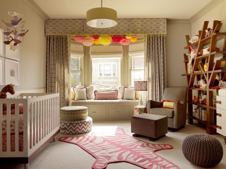 Fönster-dekorera-barnrum-spjälsäng-fönster säte-kudde-kudde-mönster-beige-rosa-brun-gul