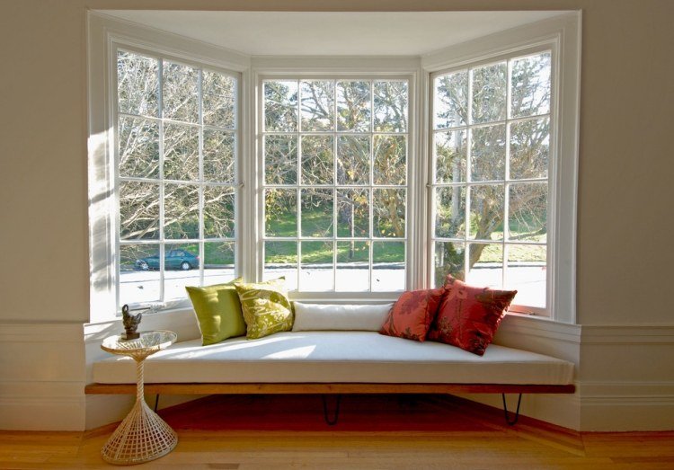Fönster-dekorera-fönster säte-madrass-kudde-kudde-trä golv-sida bord-gitter fönster