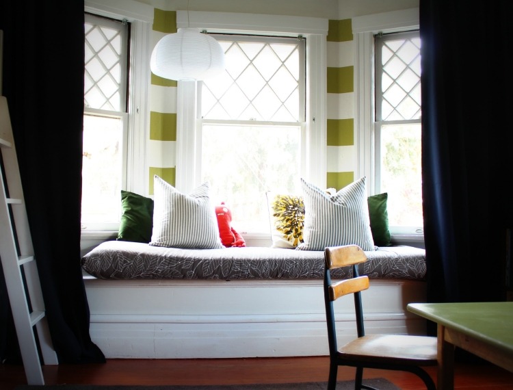 Dekorera burspråk fönster säte-gardiner-mörk-matt-vit-grön