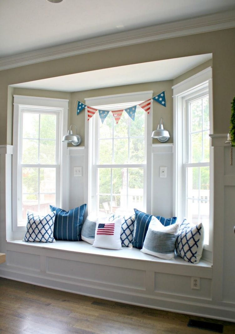 Fönster-dekorera-fönster säte-kudde-vit-blå-mönster-vägg-färg-beige-trä golv-outlook