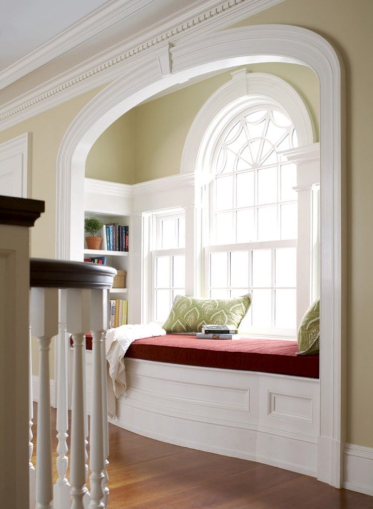 Fönster-dekorera-vägg-färg-gulaktig-vit-stuckatur-sittbänk-bokhyllor-klädsel