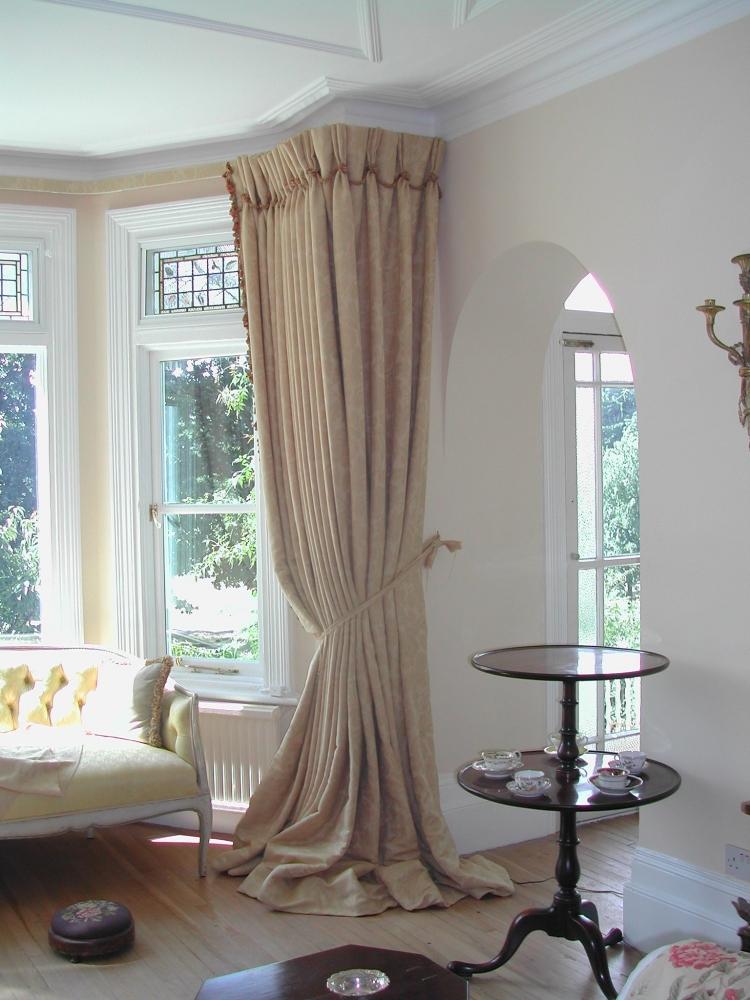 Fönster-dekoration-klassisk-inredning-barock-stil-gardiner-sidobord-soffa-klädsel