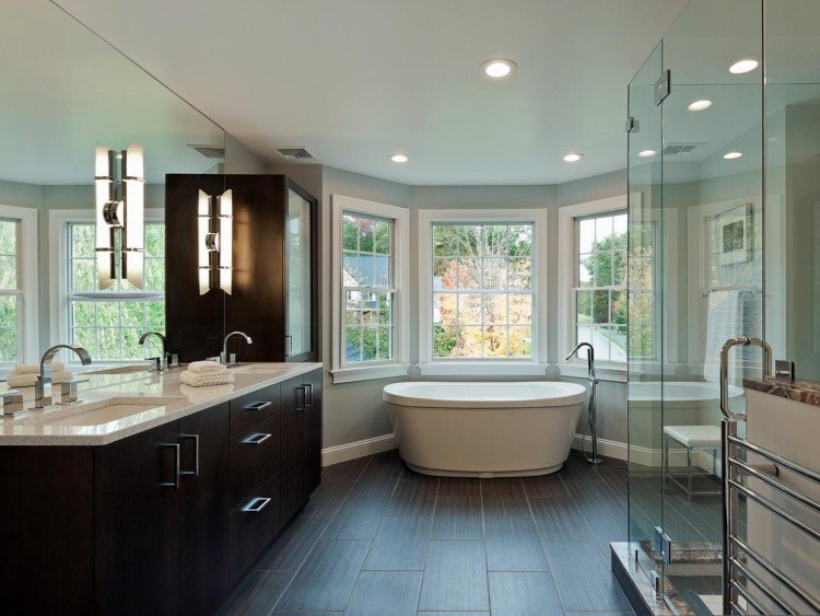 Fönster-dekorera-badrum-kakel-trä-look-bad-fristående-dusch-skåp-glas-vägg