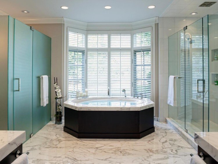 Fönster-dekorera-badrum-marmorgolv-badkar-svart-beklädnad-dusch-glas vägg-vitt