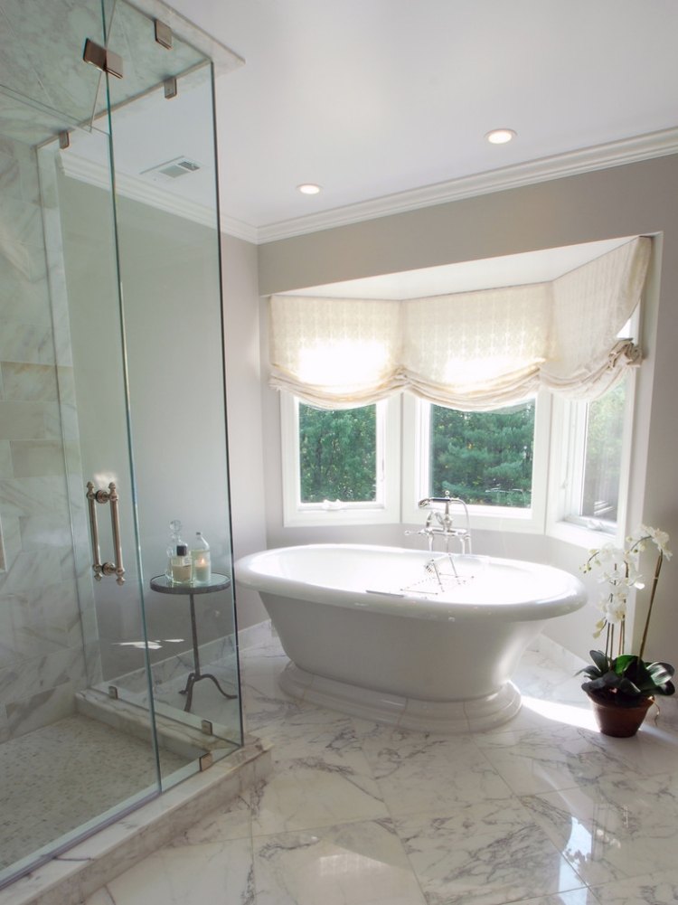 Fönster-dekorera-badrum-marmor-golv-vägg-måla-grå-fristående-badkar-dusch