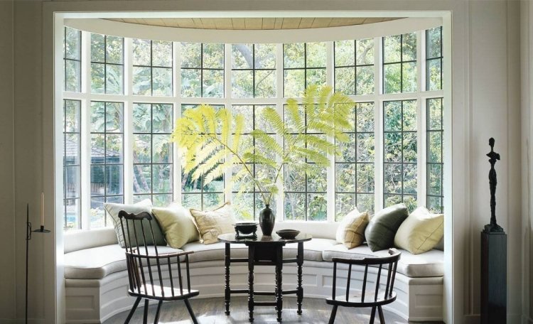 Dekorera burspråk-gitterfönster-fönstersits-kudde-små-bord-stolar-svart-grå
