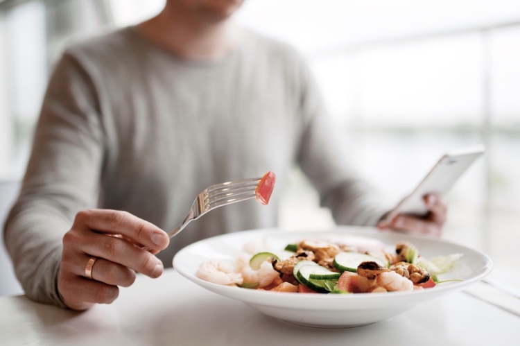 Kost för atopisk dermatit Förbered en sallad med gurka och räkor