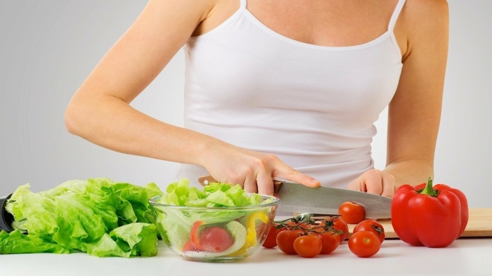förberedelse sallad mat som kombinerar tomater skuren trädgårdssallad