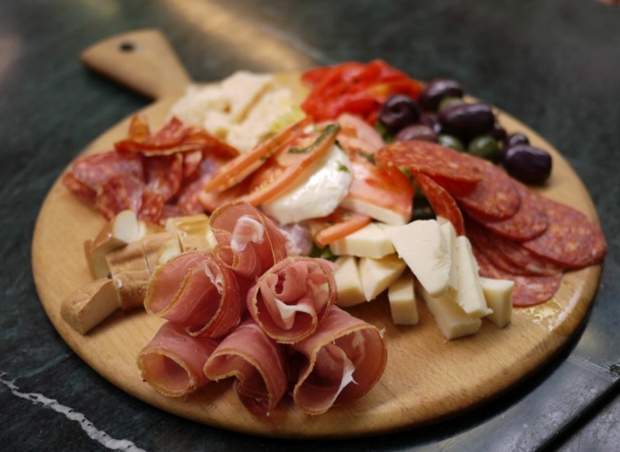 mat som kombinerar kött animaliska produkter ost träskiva