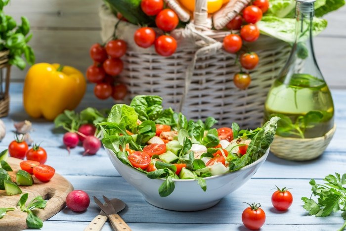 hälsosam salladsberedning trädgårdssallader tomater paprika avgiftar