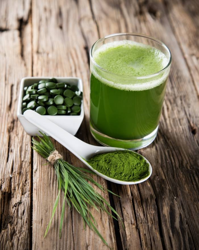 Spirulina näring med alger gröna pulver tabletter torkade