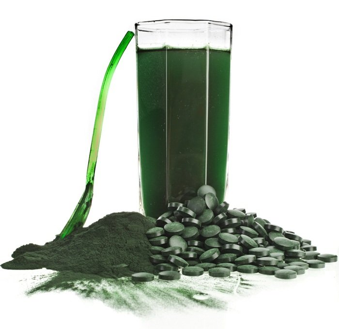 hälsosam mat med alger spirulina tabletter pulver smoothie