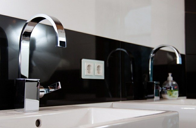 moderna badrumsblandare sjunker rostfritt stål snygga svarta vita kakel