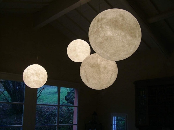 Designade In-Es-hängande lampor måneillusion