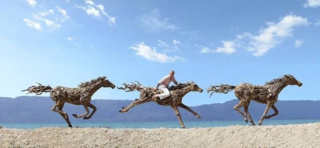 hästar springer fria på stranden i modern storlek skulpturer av trä