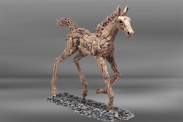 galoppande hästskulptur brun träskulptur Föl vid Canter-