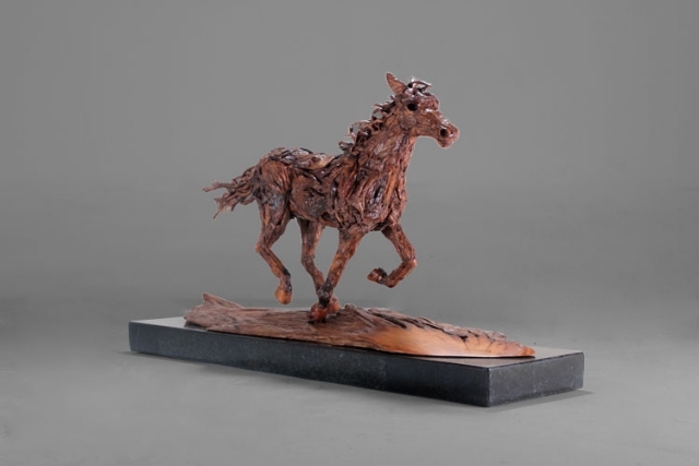 galopperande hästar Uppriktigt inspirerande i skulpturdrivved i naturlig storlek