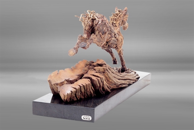 hästar gjorda av trä drivved-brantskulptur i naturlig storlek