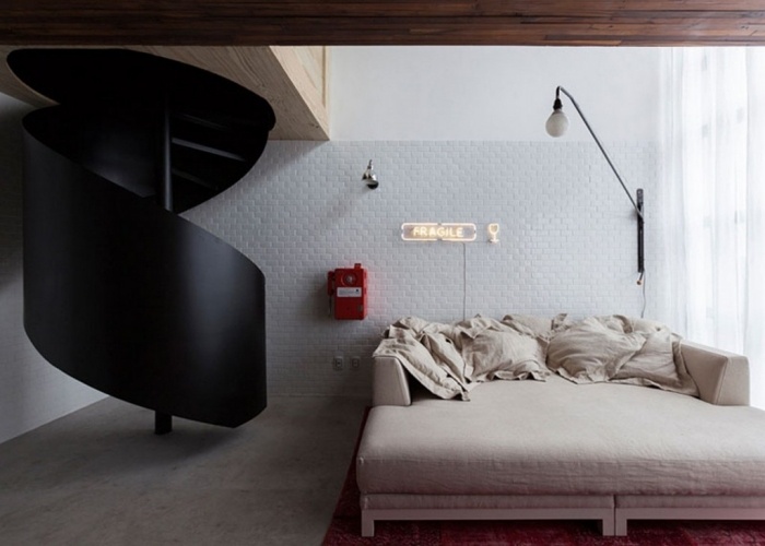 spiraltrappa-design-solid-svart-inredning-design-studio-lägenhet