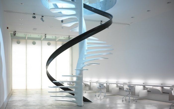 futuristisk-trappa-design-spiraltrappa-vit-svart-räcke