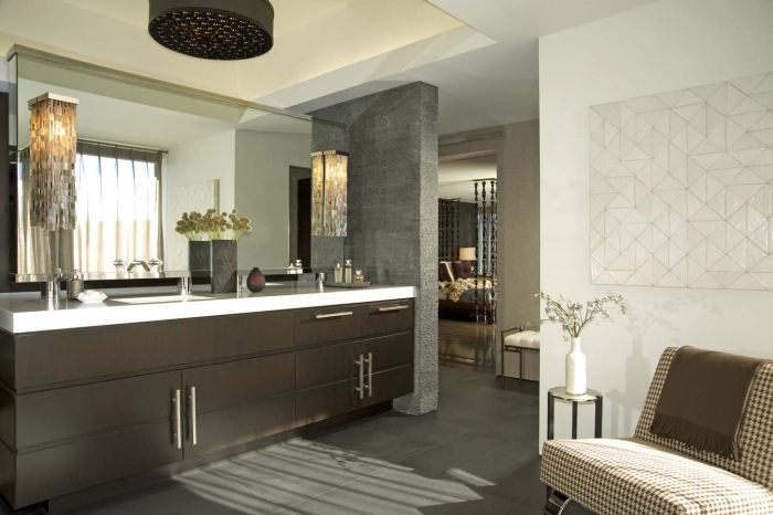 badrum-belysning-uppnår-en-dekorativ-effekt-badrum-design-med-sittmöbler