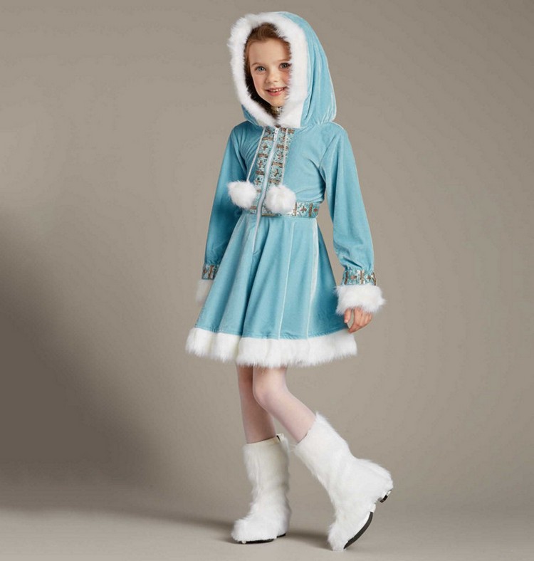 eskimo-kostym-klänning-huva-blå-flicka-vita-stövlar